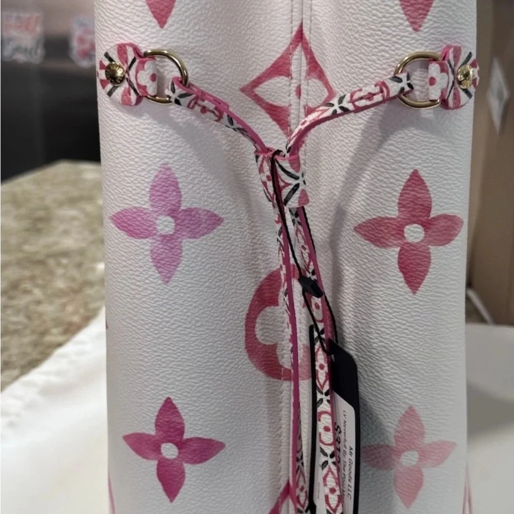 Louis Vuitton Pink and White Monogram by the pool neverfull - Picture 5 of 14